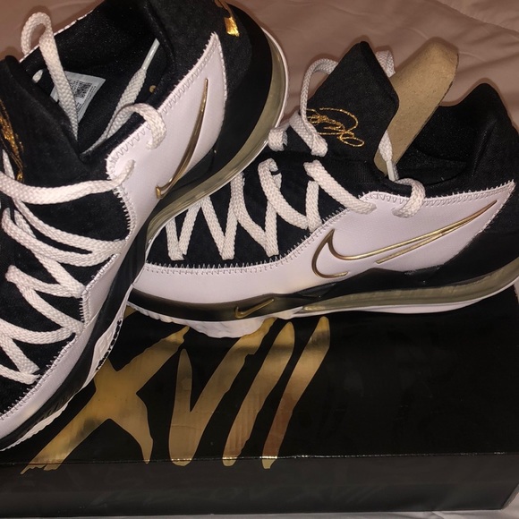 Lebron XVII Low size 9.5 - Picture 3 of 3